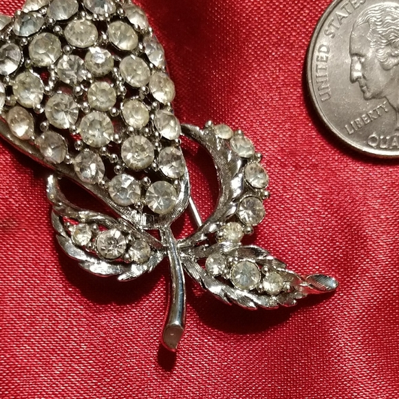 Vintage Estate Pear Brooch in Clear Rhinestones with Leaves 2" x 1" Beautiful. - Picture 5 of 8